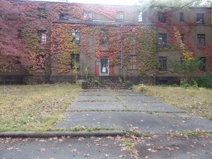 The buildings in the abandoned portions of Rockland's campus are still accessible. A walking path on the campus goes right along them.